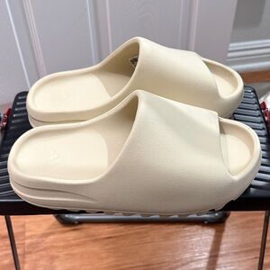 YEEZY Adidas Tan Slide Sandals US 8